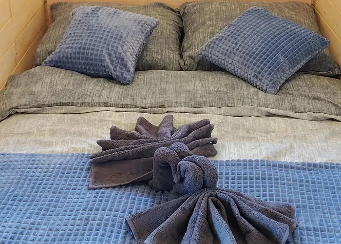 Przy Jeziorze Zywieckim Z Widokiem Na Skrzyczne *